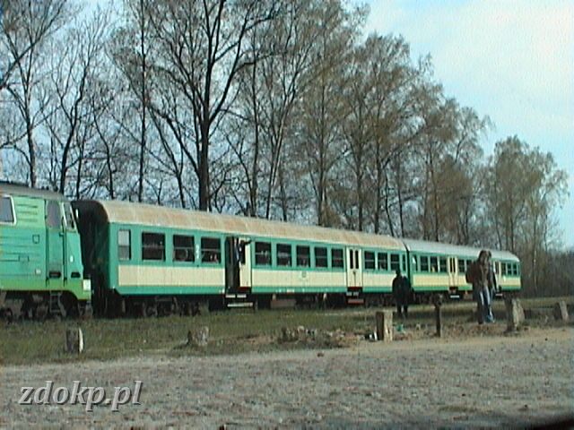 2005-04-25.09 stacja roszkowo.JPG - Pocig osobowy relacji Pozna G. - Wgrowiec z SU45-196 na stacji Roszkowo Wgrowieckie